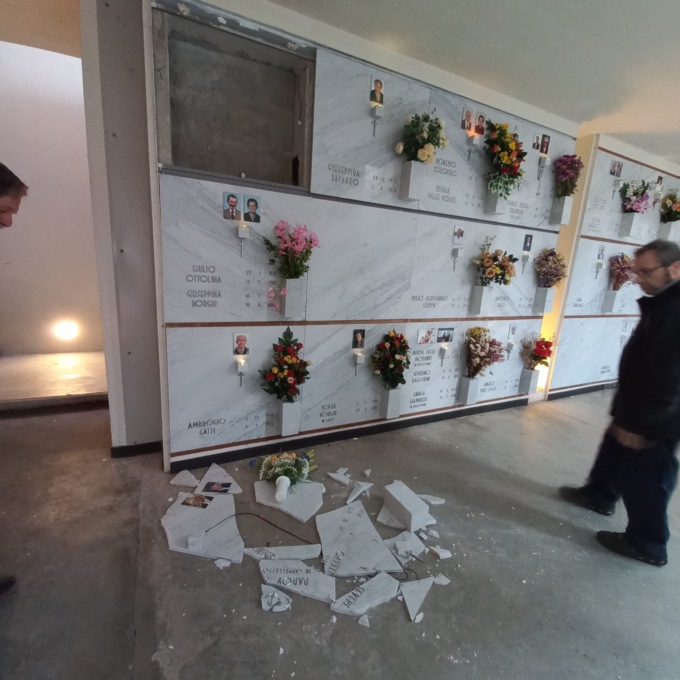 Crolla una lapide dai colombari, dramma sfiorato al cimitero