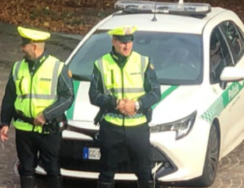 Papà vengono alle mani nel parcheggio esterno alla scuola