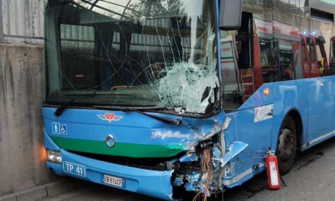 Pullman contro auto: 55enne di Seveso in Rianimazione