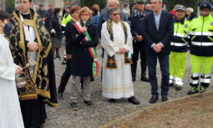 Una stele in memoria dei morti di Covid