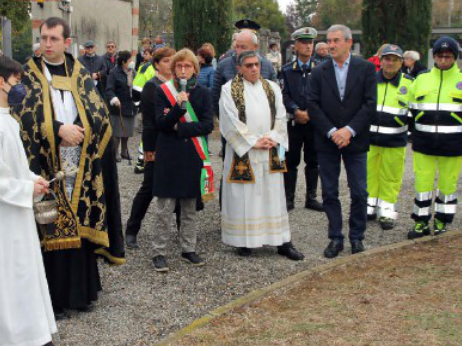 Una stele in memoria dei morti di Covid
