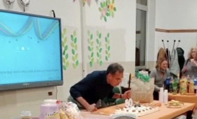 Il preside festeggia il  suo compleanno a scuola e il sindaco non gradisce…