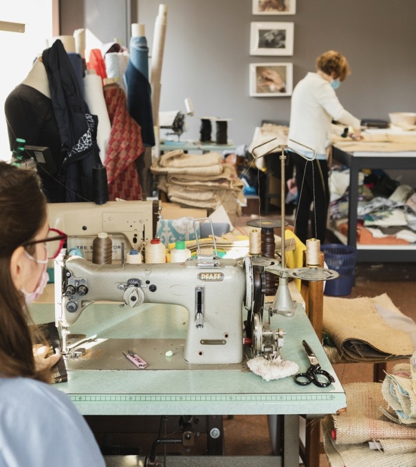 Limonta sostiene la Cooperativa In-Presa: donati una borsa di studio e  materiale tessile per le attività della sartoria sociale