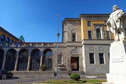 Tentò di allontanare i ragazzi con la spada giapponese: chiesti 8 mesi