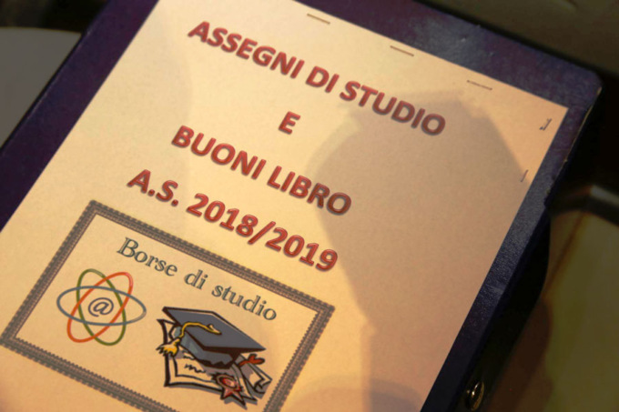 Studenti meritevoli: c’è il bando per assegni e buoni libro