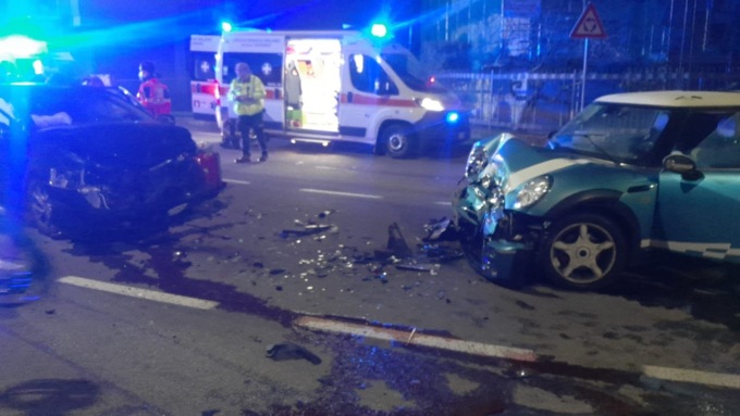 Invade l’altra corsia e fa uno scontro frontale