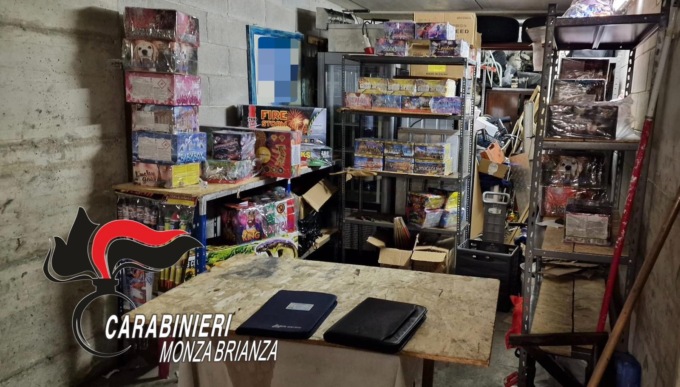 Fuochi d’artificio illegali, maxi sequestro in un garage di Mezzago