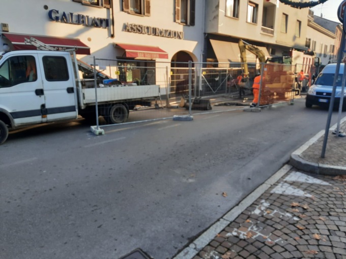 Iniziati gli scavi in via Prina per risalire alle cause della voragine