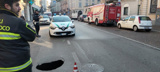 Voragine sulla strada: in via Prina traffico in tilt