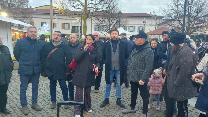 Inaugurato il villaggio di Natale in piazza Confalonieri