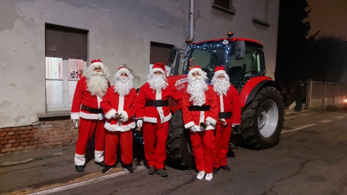 Babbo Natale del comitato di via Zara consegnano oltre 70 doni