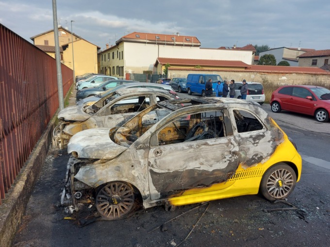 Auto in fiamme in piena notte