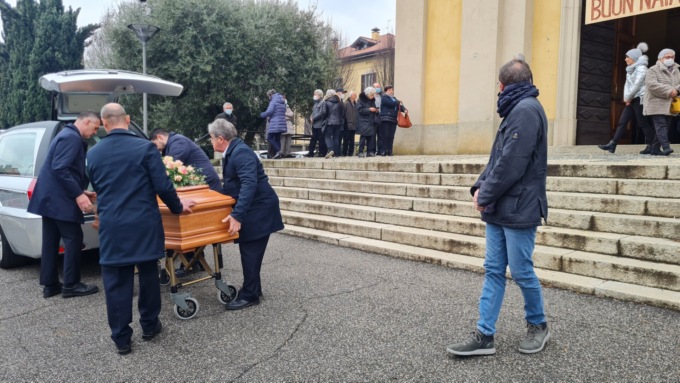 Ruginello si ferma per l’ultimo saluto all’amata salumiera
