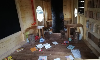 I vandali nella Casa sull'albero: libri rotti e pagine bruciate