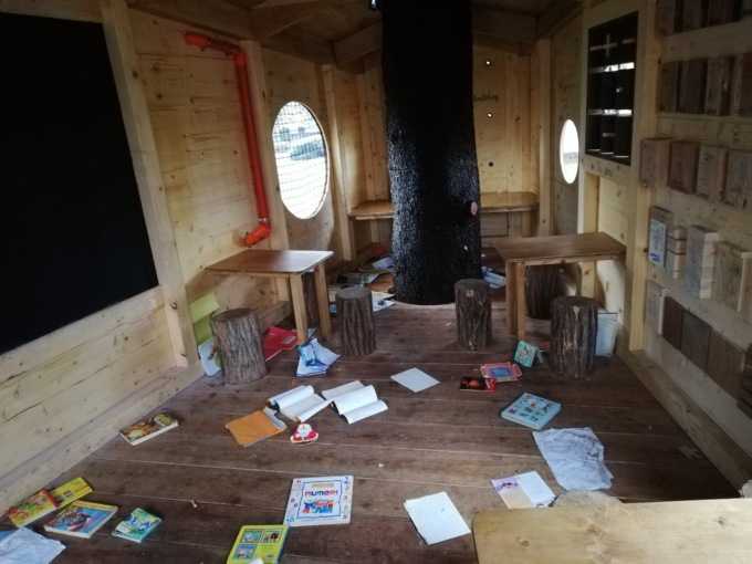 I vandali nella Casa sull’albero: libri rotti e pagine bruciate
