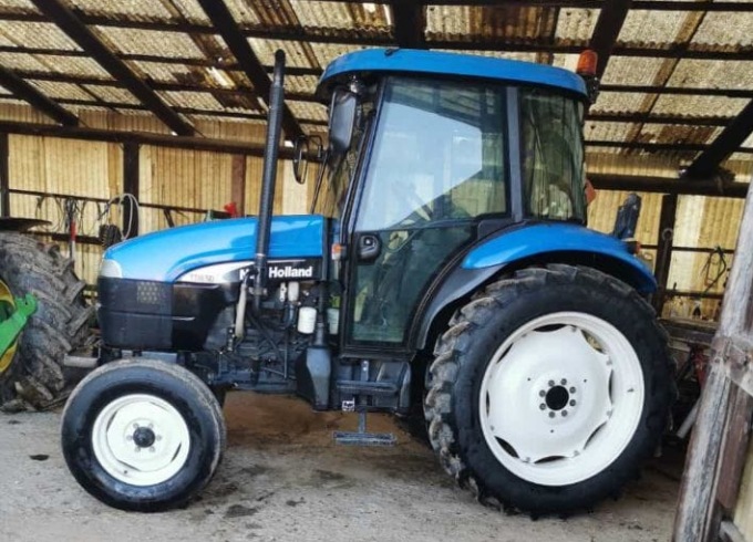 Furto nell’azienda agricola, appello per ritrovare il trattore rubato