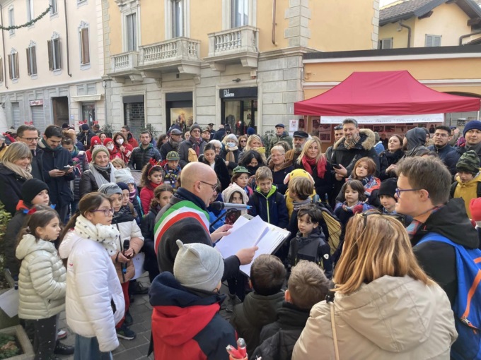 I disegni dei piccoli sui biglietti di auguri del sindaco Ornago