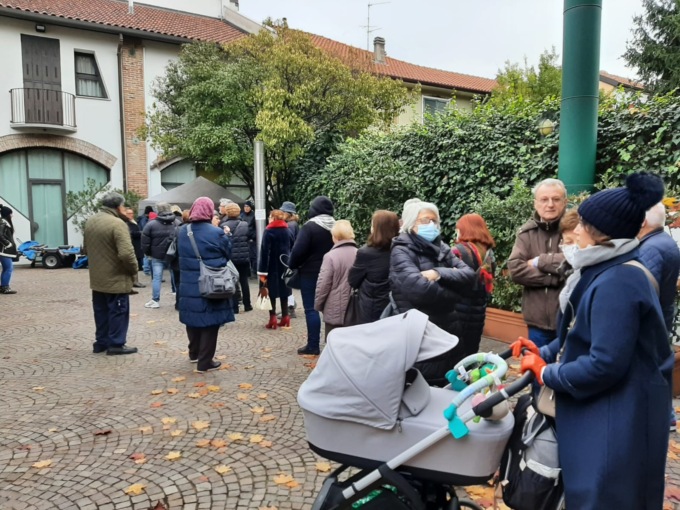 In coda al freddo in farmacia per scegliere il medico. E c’è chi rischia di restare senza