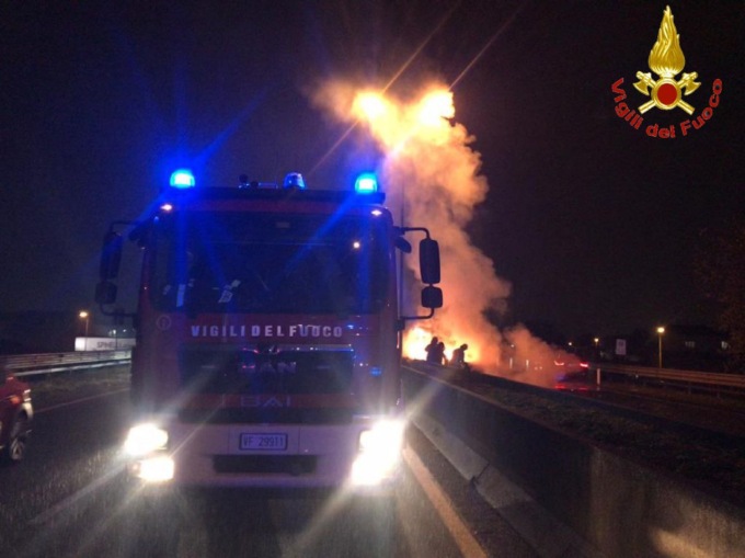 Dopo l’incidente l’auto prende fuoco