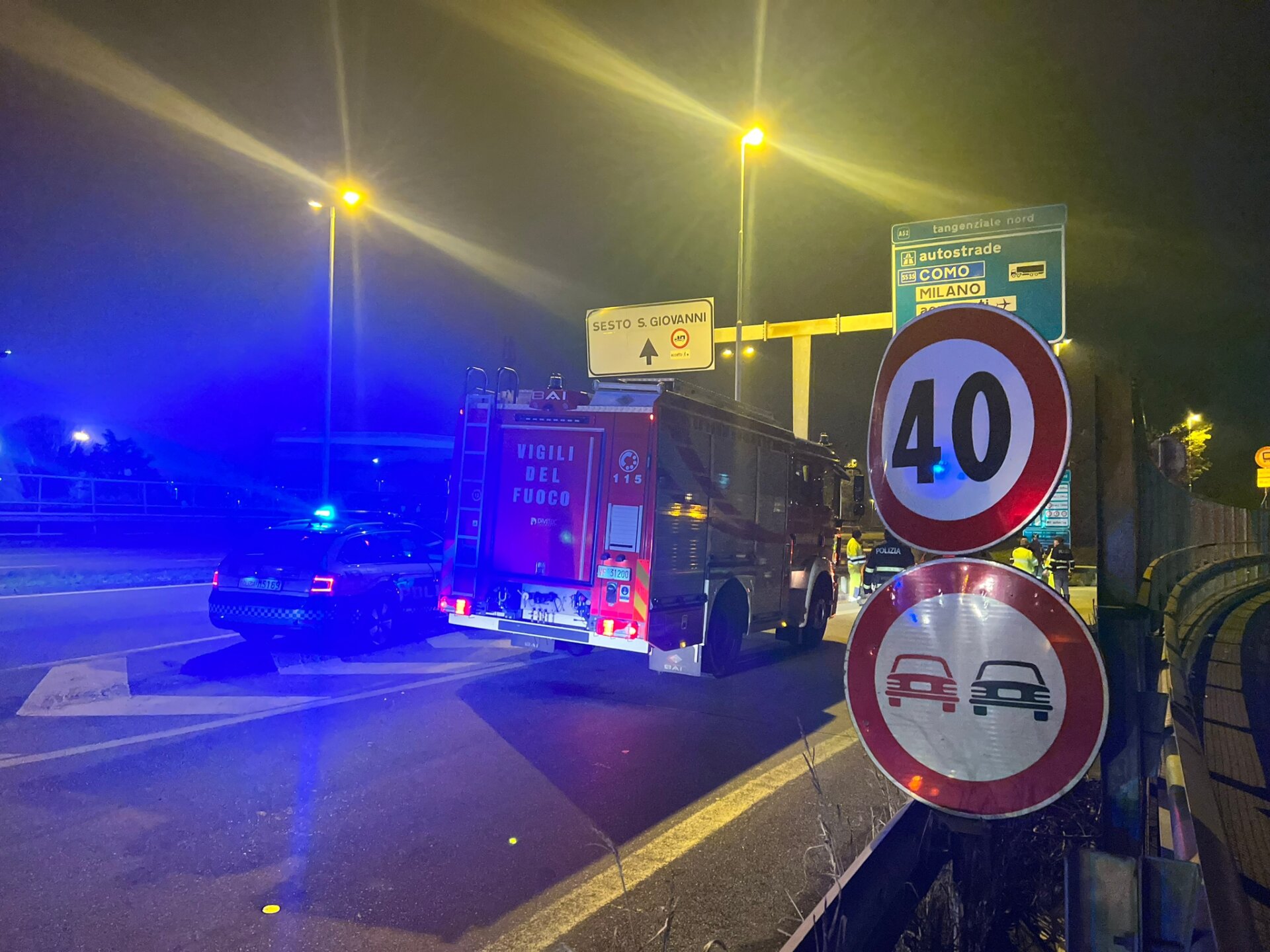 Monza scontro auto si cappotta via Marconi svincolo autostrada A4 Vigili del fuoco