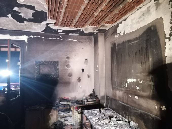 Incendio in casa, i pompieri salvano una anziana