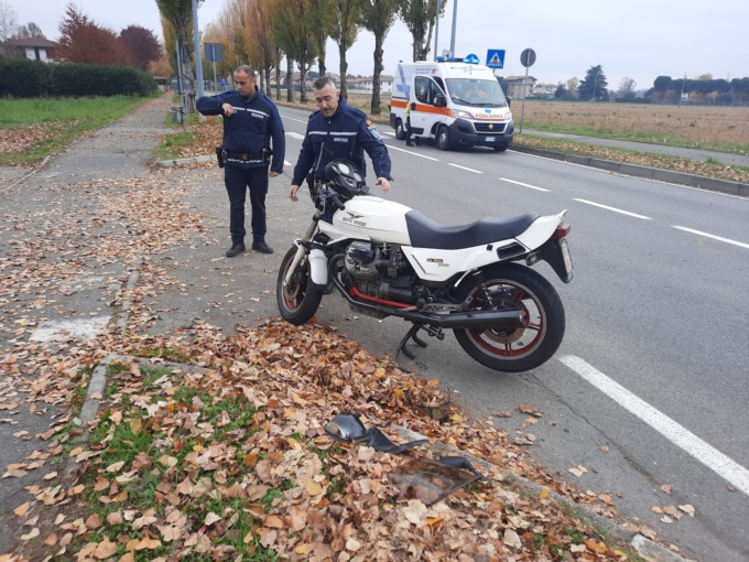 Con la moto contro un’auto, gravissimo centauro di 42 anni
