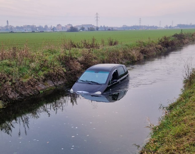 Finisce con la sua auto nel canale Villoresi