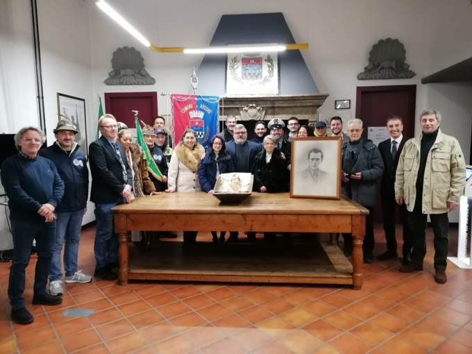 Gli auguri del sindaco accanto al bambinello di Betlemme e in ricordo di Alfonso Casati