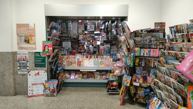 Furto in edicola: ladri golosi fanno incetta di monete e… caramelle