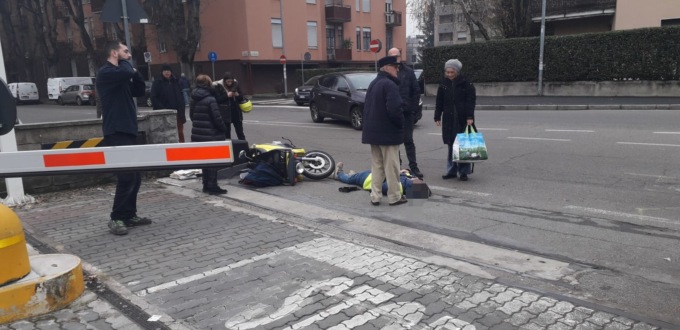 Caduta in moto, paura per la postina