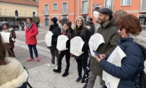 Educatori in piazza con un flash mob: "Stipendi sotto la soglia di povertà"