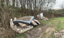 Via Rossino discarica a cielo aperto: ora anche una distesa di materassi