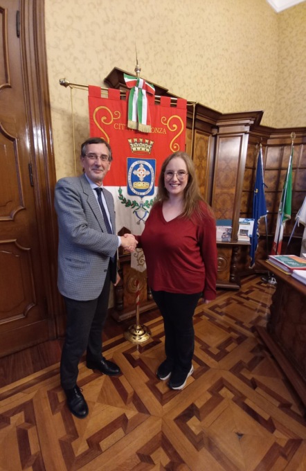 Regalò abiti a un clochard, il Comune premia la commessa