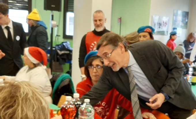 Sindaco e assessori servono il pranzo di Natale alle persone in difficoltà