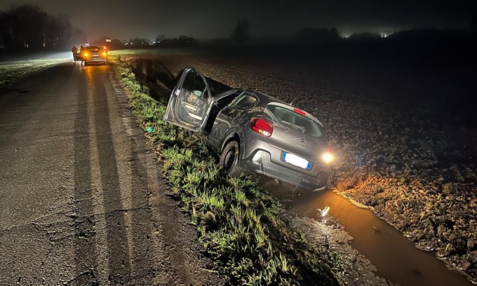 Festeggia l’assunzione, si ubriaca e finisce con l’auto in un fosso