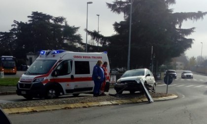 Finisce con l'auto sullo spartitraffico: soccorso l'anziano al volante