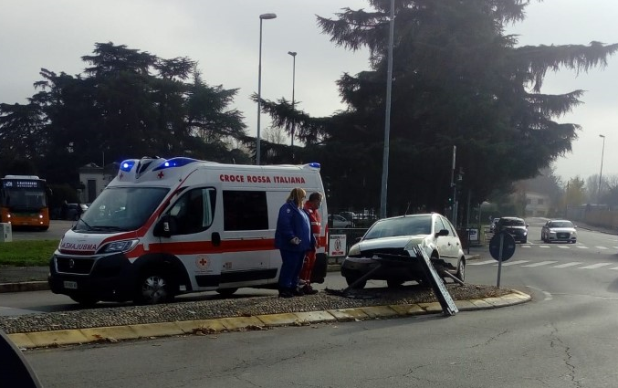 Finisce con l’auto sullo spartitraffico: soccorso l’anziano al volante