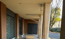 Carate, i portici davanti al Comune devastati dai vandali