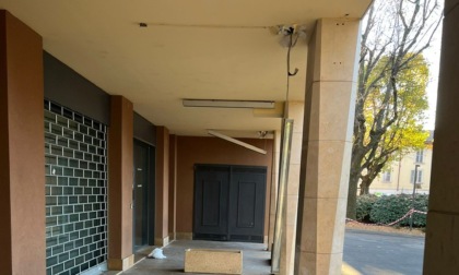Carate, i portici davanti al Comune devastati dai vandali