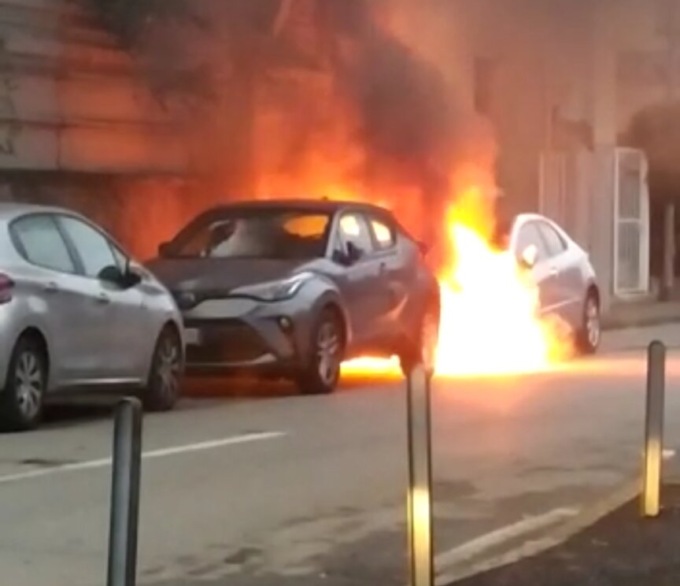 Auto prende fuoco, paura ad Arcore