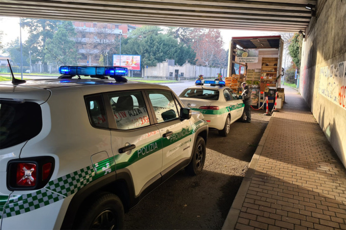 Sequestrati 500 chili di frutta venduti abusivamente sulla Monza Saronno: saranno distrutti