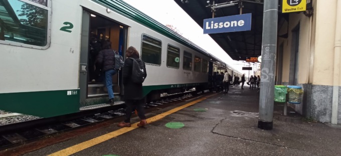 Treno quasi inaccessibile ai disabili: il marciapiede è troppo basso