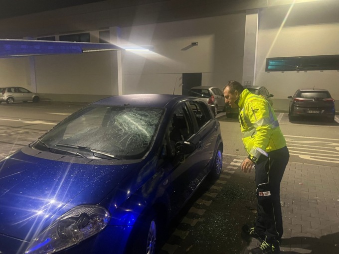 Rissa in un parcheggio: auto distrutta a sprangate e una persona in ospedale