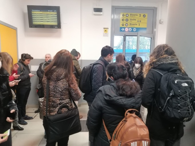 Cancellato (all’ultimo) il treno e i pendolari restano a piedi