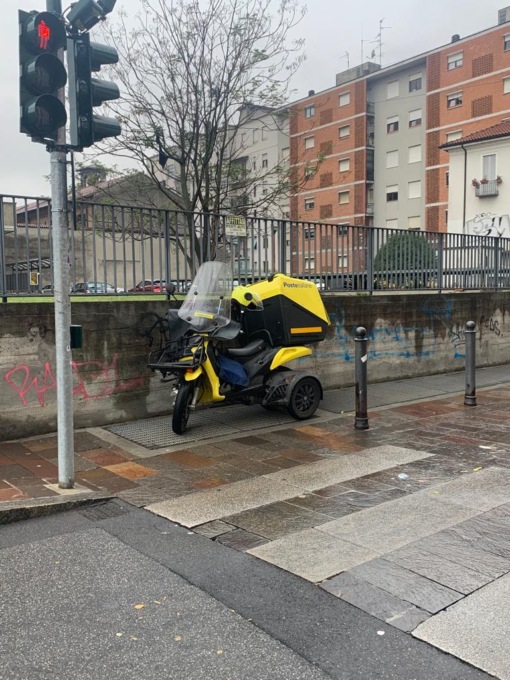 Per schivare un piccione postino cade dalla moto