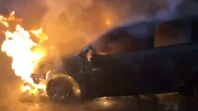 Dopo furgoni e negozi bruciata anche l’auto del commerciante