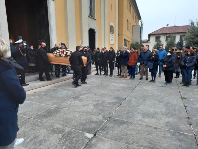 Chiesa gremita per l’ultimo saluto a Stefano