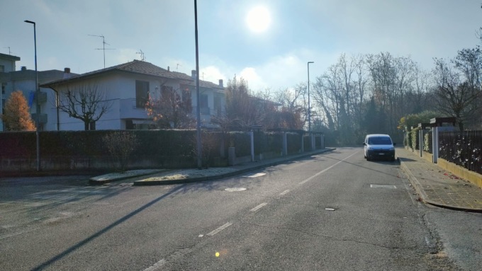 Padre e figlio a tu per tu con i ladri: il furto finisce a botte