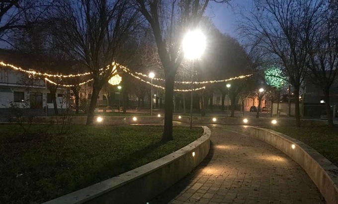 Dopo anni di attese, torna la luce nella piazza del rione