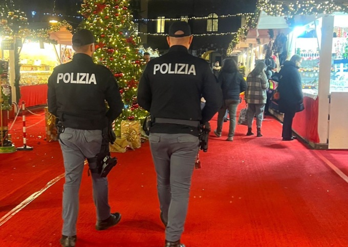Prova i vestiti in un negozio ma non può permetterseli: la commessa decide di regalarglieli